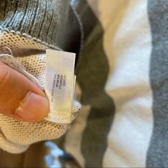 Gap White and Gray Stripe Sweater Size Medium - Picture 6 of 6